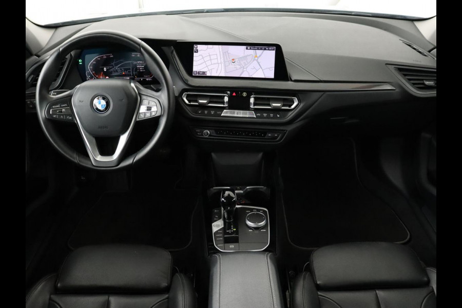 BMW 1-serie 118i Business Edition+ | Sport Line | Leder | Stoelverwarming | Carplay | Camera | Live Cockpit | Sportstoelen | Full LED | Navigatie | Climate control