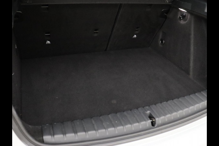 BMW 1-serie 118i Business Edition+ | Sport Line | Leder | Stoelverwarming | Carplay | Camera | Live Cockpit | Sportstoelen | Full LED | Navigatie | Climate control