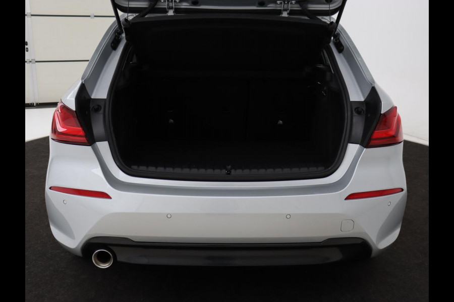 BMW 1-serie 118i Business Edition+ | Sport Line | Leder | Stoelverwarming | Carplay | Camera | Live Cockpit | Sportstoelen | Full LED | Navigatie | Climate control
