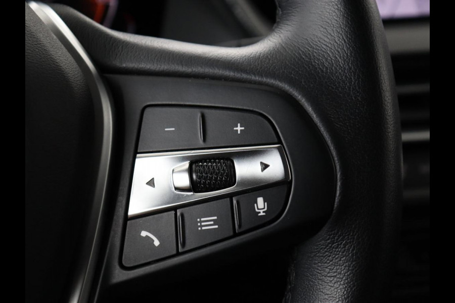 BMW 1-serie 118i Business Edition+ | Sport Line | Leder | Stoelverwarming | Carplay | Camera | Live Cockpit | Sportstoelen | Full LED | Navigatie | Climate control