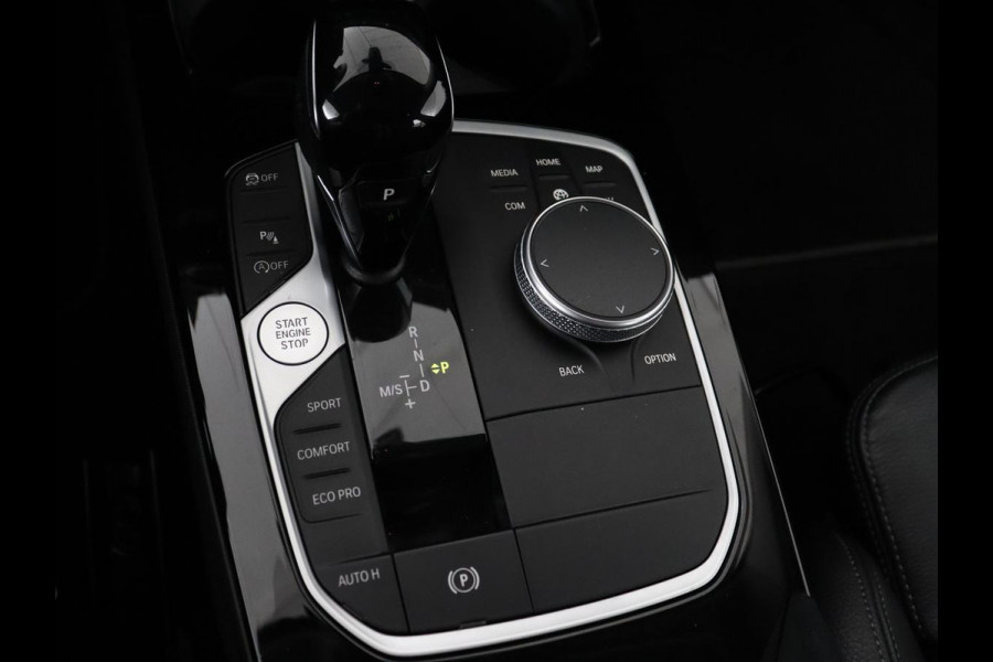 BMW 1-serie 118i Business Edition+ | Sport Line | Leder | Stoelverwarming | Carplay | Camera | Live Cockpit | Sportstoelen | Full LED | Navigatie | Climate control