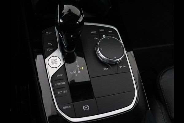BMW 1-serie 118i Business Edition+ | Sport Line | Leder | Stoelverwarming | Carplay | Camera | Live Cockpit | Sportstoelen | Full LED | Navigatie | Climate control