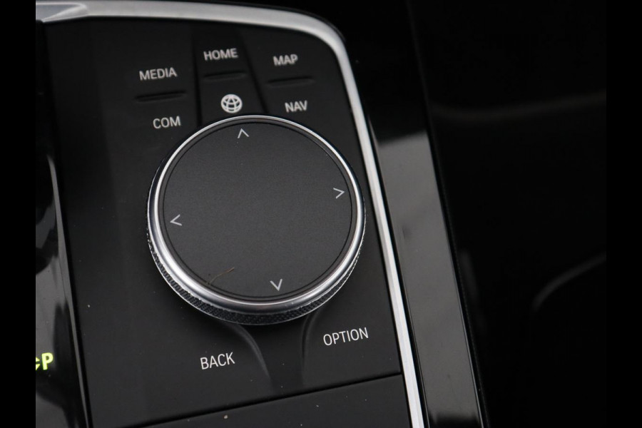 BMW 1-serie 118i Business Edition+ | Sport Line | Leder | Stoelverwarming | Carplay | Camera | Live Cockpit | Sportstoelen | Full LED | Navigatie | Climate control