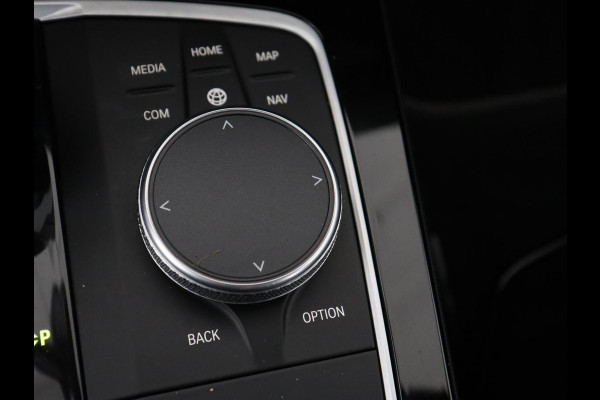 BMW 1-serie 118i Business Edition+ | Sport Line | Leder | Stoelverwarming | Carplay | Camera | Live Cockpit | Sportstoelen | Full LED | Navigatie | Climate control