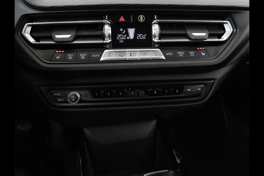 BMW 1-serie 118i Business Edition+ | Sport Line | Leder | Stoelverwarming | Carplay | Camera | Live Cockpit | Sportstoelen | Full LED | Navigatie | Climate control