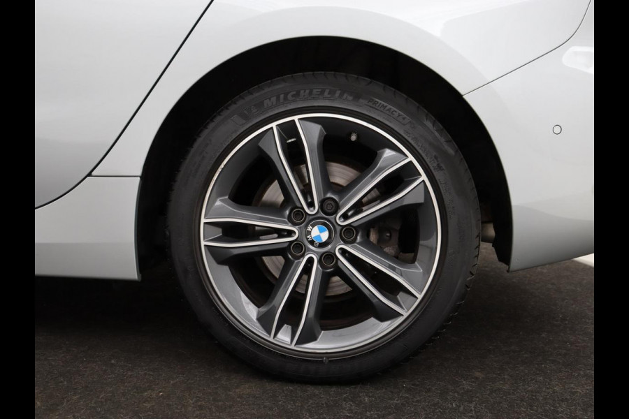 BMW 1-serie 118i Business Edition+ | Sport Line | Leder | Stoelverwarming | Carplay | Camera | Live Cockpit | Sportstoelen | Full LED | Navigatie | Climate control