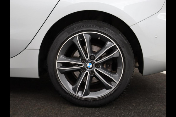 BMW 1-serie 118i Business Edition+ | Sport Line | Leder | Stoelverwarming | Carplay | Camera | Live Cockpit | Sportstoelen | Full LED | Navigatie | Climate control