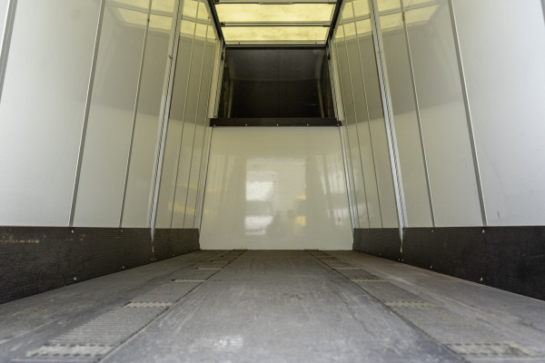 Iveco Daily 50C18 | Glasresteel | Automaat | 180 PK | Camera | Navigatie | Cruise | Airco | Tachograaf | Euro 6