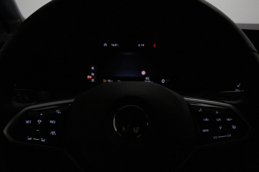 Volkswagen Golf 1.5 eTSI DSG R-Line | DEMO ! | Navigatie | Climate Control | Adaptive cruise control | Dab | Led | Stoel en Stuurverwarming