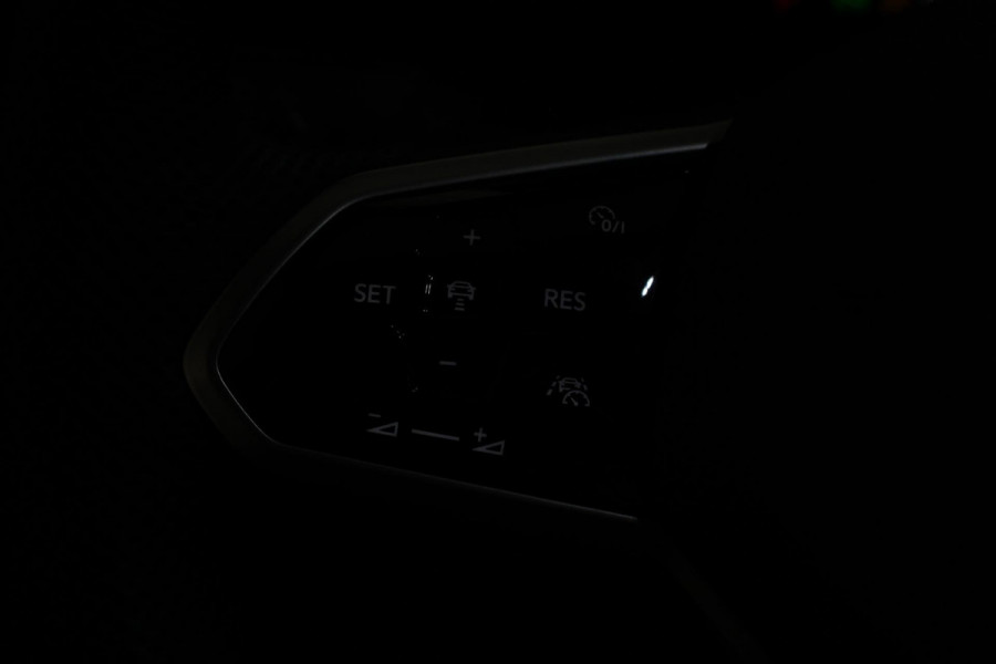 Volkswagen Golf 1.5 eTSI DSG R-Line | DEMO ! | Navigatie | Climate Control | Adaptive cruise control | Dab | Led | Stoel en Stuurverwarming