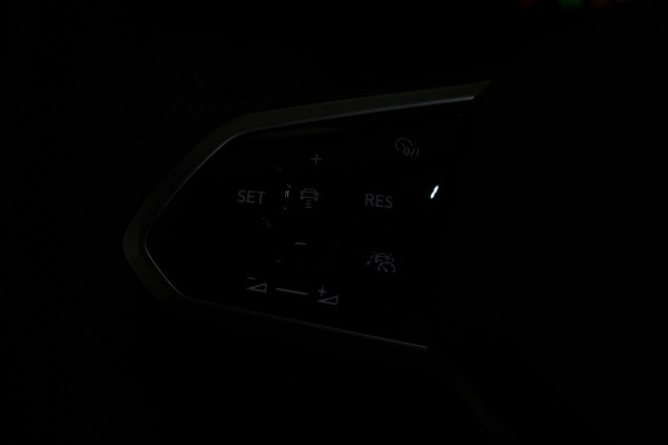 Volkswagen Golf 1.5 eTSI DSG R-Line | DEMO ! | Navigatie | Climate Control | Adaptive cruise control | Dab | Led | Stoel en Stuurverwarming