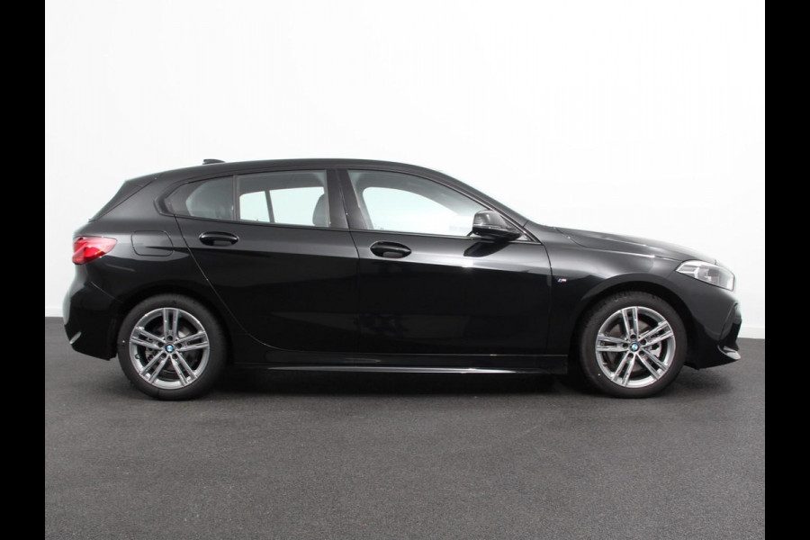 BMW 1-serie 118i M-Sport Climate Control Adeptive cruise control Stoelverwarming LED Parkeersensoren Apple carplay / Andriod auto
