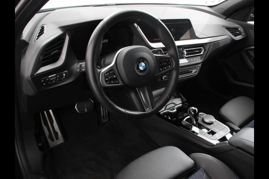 BMW 1-serie 118i M-Sport Climate Control Adeptive cruise control Stoelverwarming LED Parkeersensoren Apple carplay / Andriod auto