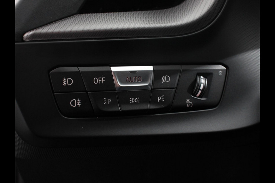 BMW 1-serie 118i M-Sport Climate Control Adeptive cruise control Stoelverwarming LED Parkeersensoren Apple carplay / Andriod auto