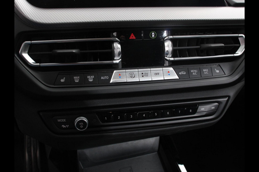 BMW 1-serie 118i M-Sport Climate Control Adeptive cruise control Stoelverwarming LED Parkeersensoren Apple carplay / Andriod auto