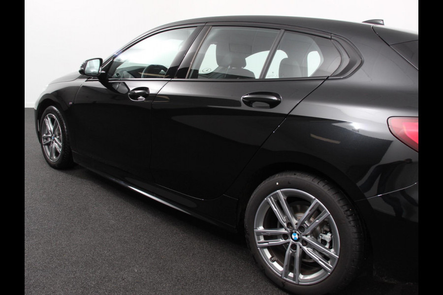 BMW 1-serie 118i M-Sport Climate Control Adeptive cruise control Stoelverwarming LED Parkeersensoren Apple carplay / Andriod auto