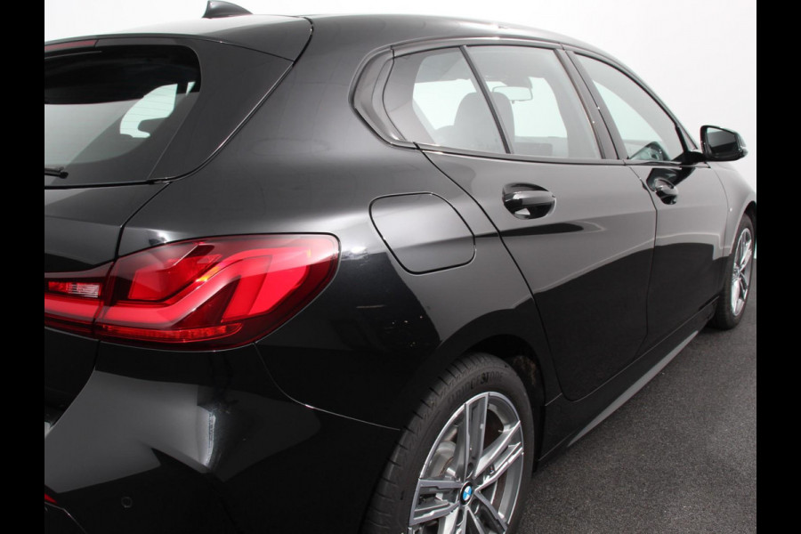 BMW 1-serie 118i M-Sport Climate Control Adeptive cruise control Stoelverwarming LED Parkeersensoren Apple carplay / Andriod auto