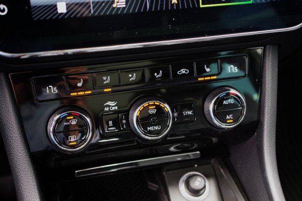 Škoda Superb Combi 1.4 TSI iV Laurin & Klement 218 PK PHEV, Leder, Panoramadak, Trekhaak, DCC,