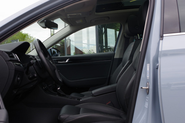 Škoda Superb Combi 1.4 TSI iV Laurin & Klement 218 PK PHEV, Leder, Panoramadak, Trekhaak, DCC,