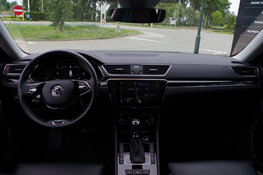 Škoda Superb Combi 1.4 TSI iV Laurin & Klement 218 PK PHEV, Leder, Panoramadak, Trekhaak, DCC,