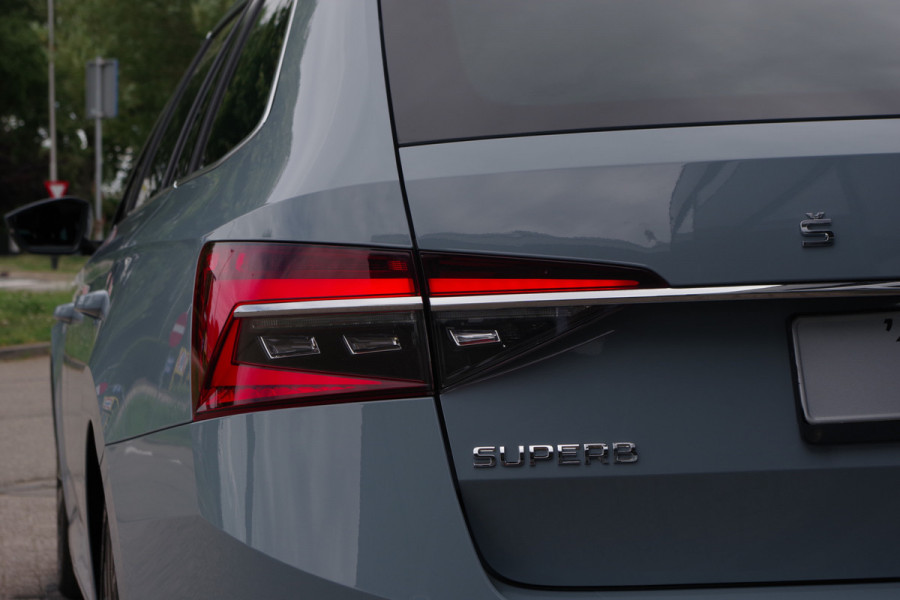 Škoda Superb Combi 1.4 TSI iV Laurin & Klement 218 PK PHEV, Leder, Panoramadak, Trekhaak, DCC,