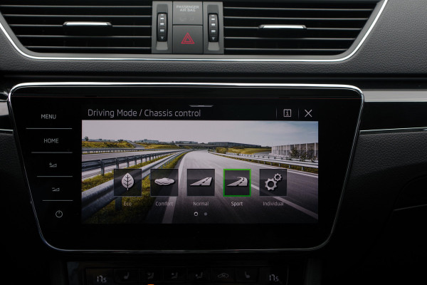 Škoda Superb Combi 1.4 TSI iV Laurin & Klement 218 PK PHEV, Leder, Panoramadak, Trekhaak, DCC,