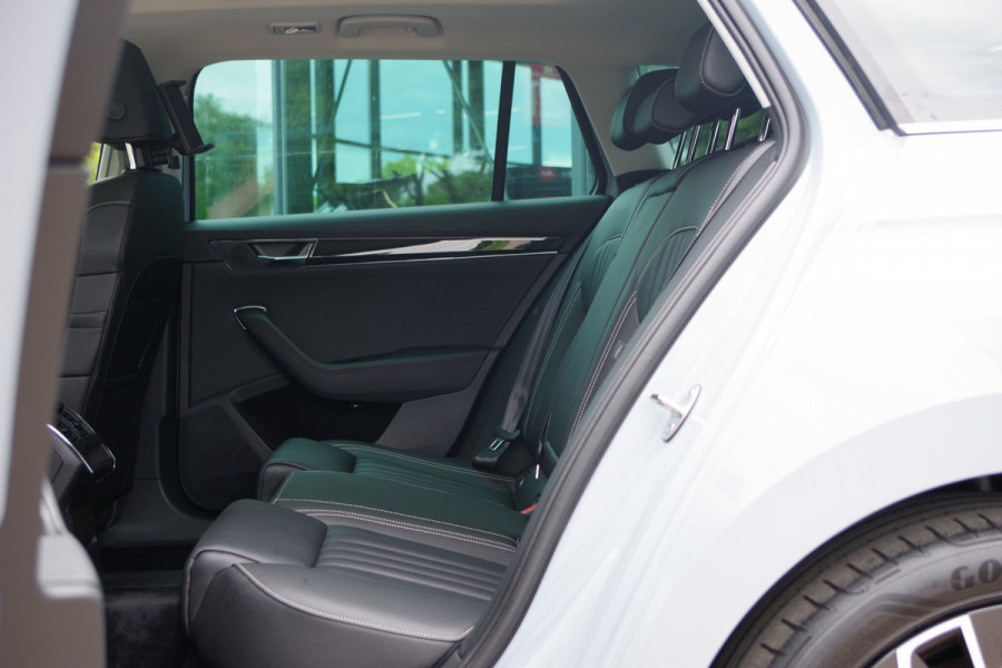 Škoda Superb Combi 1.4 TSI iV Laurin & Klement 218 PK PHEV, Leder, Panoramadak, Trekhaak, DCC,