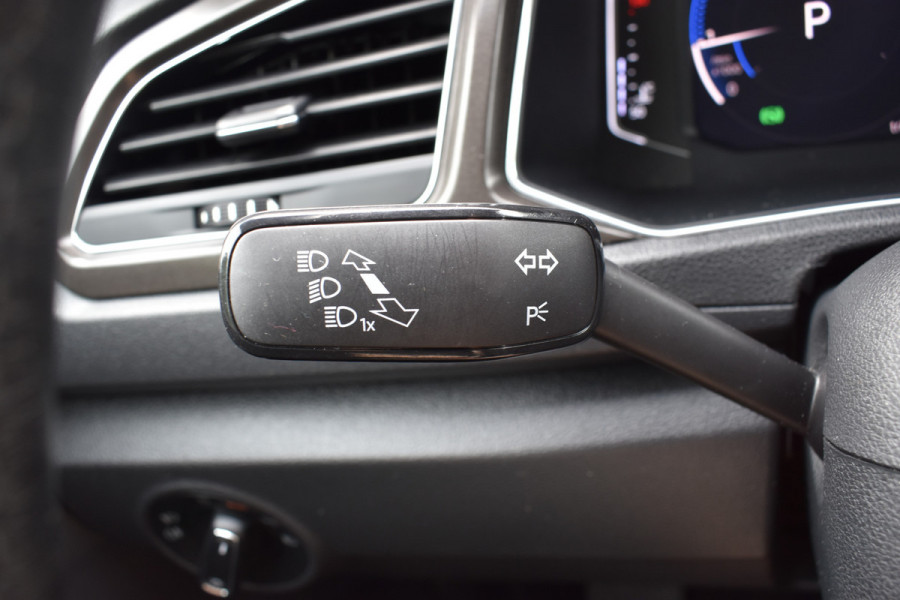 Volkswagen T-Roc 1.5 TSI Style Automaat / Navigatie / Adap. Cruise / Trekhaak / Camera / PDC v+a / 17" LM