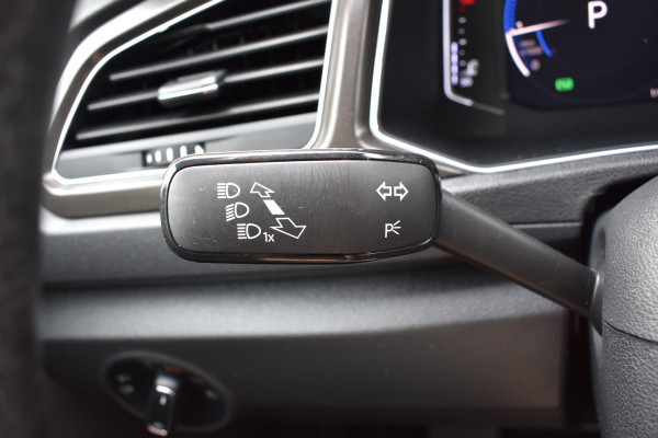 Volkswagen T-Roc 1.5 TSI Style Automaat / Navigatie / Adap. Cruise / Trekhaak / Camera / PDC v+a / 17" LM