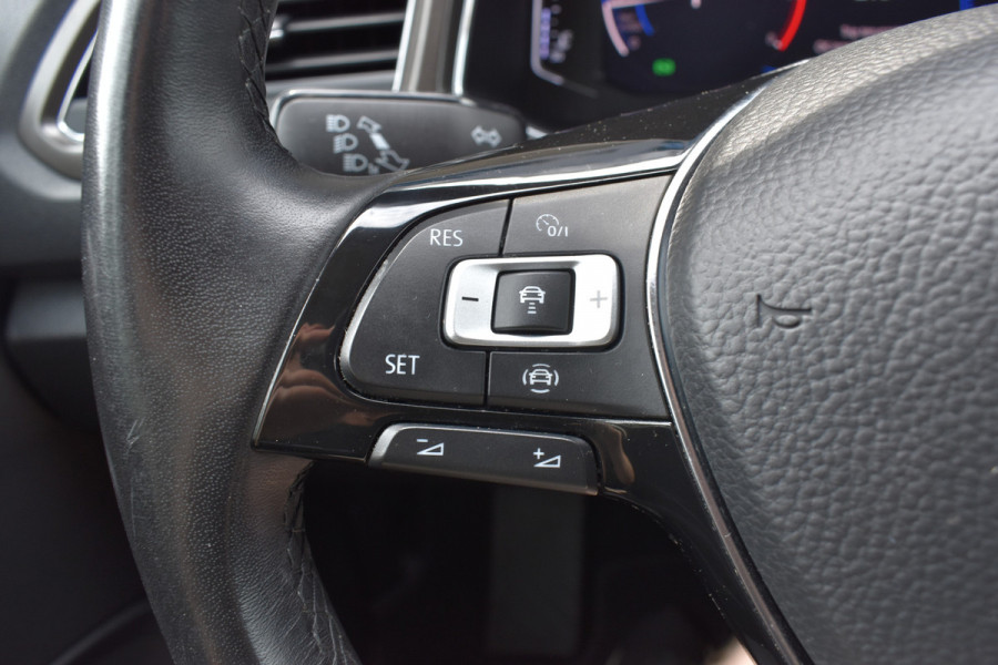 Volkswagen T-Roc 1.5 TSI Style Automaat / Navigatie / Adap. Cruise / Trekhaak / Camera / PDC v+a / 17" LM