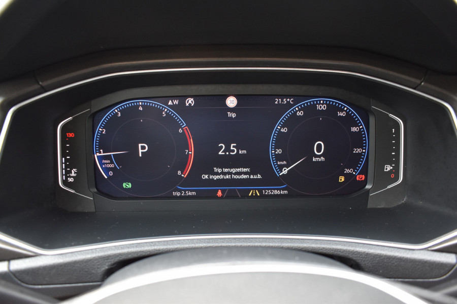 Volkswagen T-Roc 1.5 TSI Style Automaat / Navigatie / Adap. Cruise / Trekhaak / Camera / PDC v+a / 17" LM