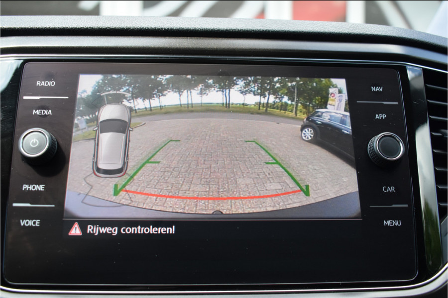 Volkswagen T-Roc 1.5 TSI Style Automaat / Navigatie / Adap. Cruise / Trekhaak / Camera / PDC v+a / 17" LM