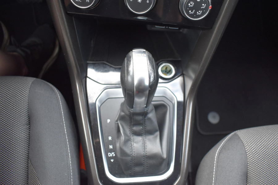 Volkswagen T-Roc 1.5 TSI Style Automaat / Navigatie / Adap. Cruise / Trekhaak / Camera / PDC v+a / 17" LM