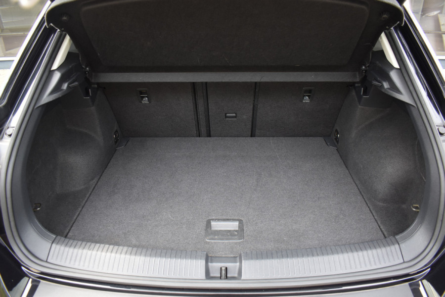 Volkswagen T-Roc 1.5 TSI Style Automaat / Navigatie / Adap. Cruise / Trekhaak / Camera / PDC v+a / 17" LM