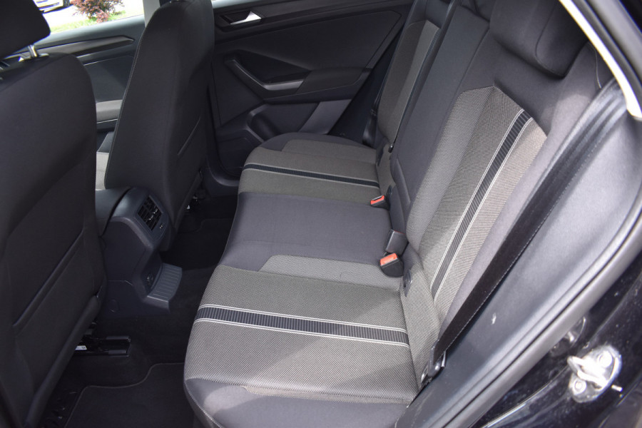 Volkswagen T-Roc 1.5 TSI Style Automaat / Navigatie / Adap. Cruise / Trekhaak / Camera / PDC v+a / 17" LM