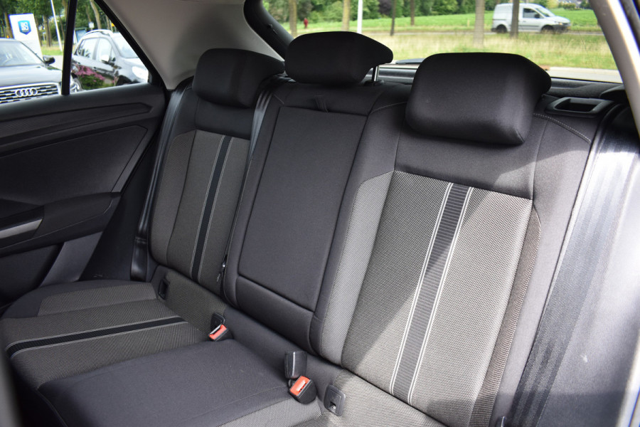 Volkswagen T-Roc 1.5 TSI Style Automaat / Navigatie / Adap. Cruise / Trekhaak / Camera / PDC v+a / 17" LM