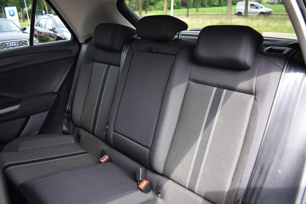 Volkswagen T-Roc 1.5 TSI Style Automaat / Navigatie / Adap. Cruise / Trekhaak / Camera / PDC v+a / 17" LM