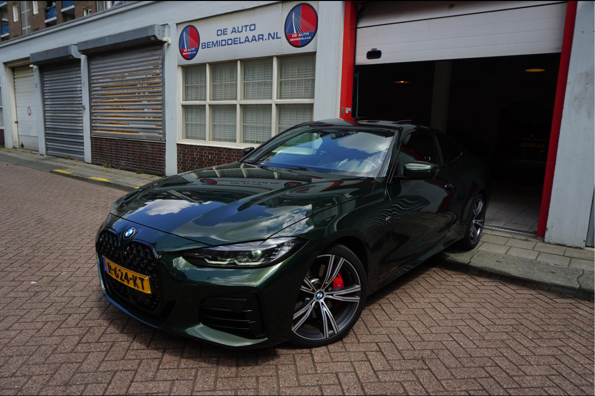 BMW 4 Serie Coupé M440i xDrive High Executive | M-SPORT | SAN REMO GRUN | Panoramadak | Harman Kardon | Head Up Display | Adaptieve demping | APPLE CarPlay | 360 graden Camera