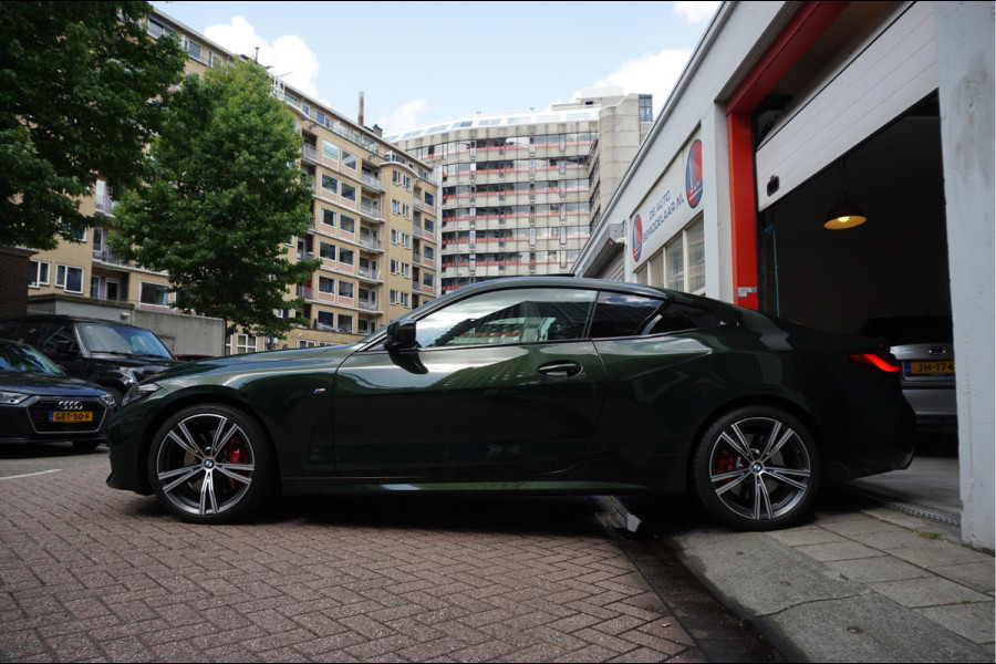 BMW 4 Serie Coupé M440i xDrive High Executive | M-SPORT | SAN REMO GRUN | Panoramadak | Harman Kardon | Head Up Display | Adaptieve demping | APPLE CarPlay | 360 graden Camera