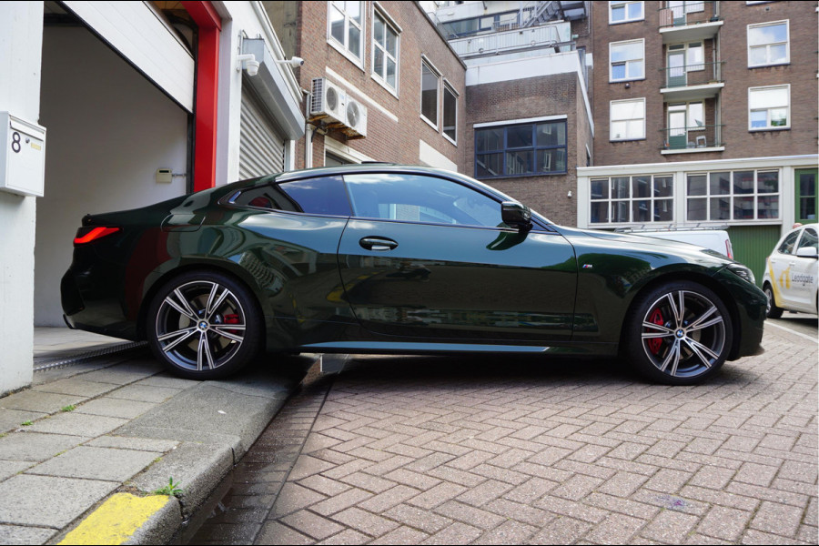 BMW 4 Serie Coupé M440i xDrive High Executive | M-SPORT | SAN REMO GRUN | Panoramadak | Harman Kardon | Head Up Display | Adaptieve demping | APPLE CarPlay | 360 graden Camera
