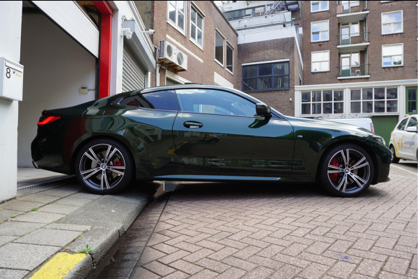BMW 4 Serie Coupé M440i xDrive High Executive | M-SPORT | SAN REMO GRUN | Panoramadak | Harman Kardon | Head Up Display | Adaptieve demping | APPLE CarPlay | 360 graden Camera