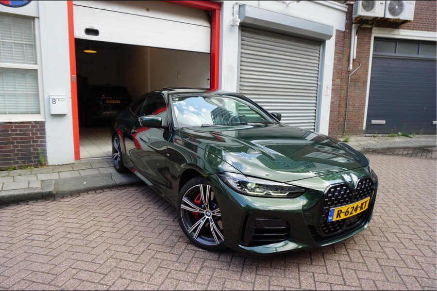 BMW 4 Serie Coupé M440i xDrive High Executive | M-SPORT | SAN REMO GRUN | Panoramadak | Harman Kardon | Head Up Display | Adaptieve demping | APPLE CarPlay | 360 graden Camera