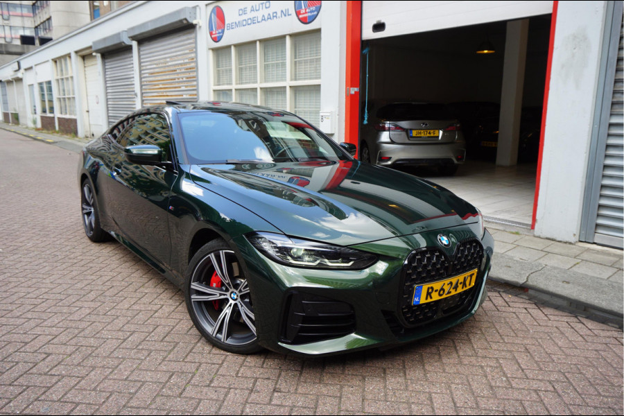 BMW 4 Serie Coupé M440i xDrive High Executive | M-SPORT | SAN REMO GRUN | Panoramadak | Harman Kardon | Head Up Display | Adaptieve demping | APPLE CarPlay | 360 graden Camera