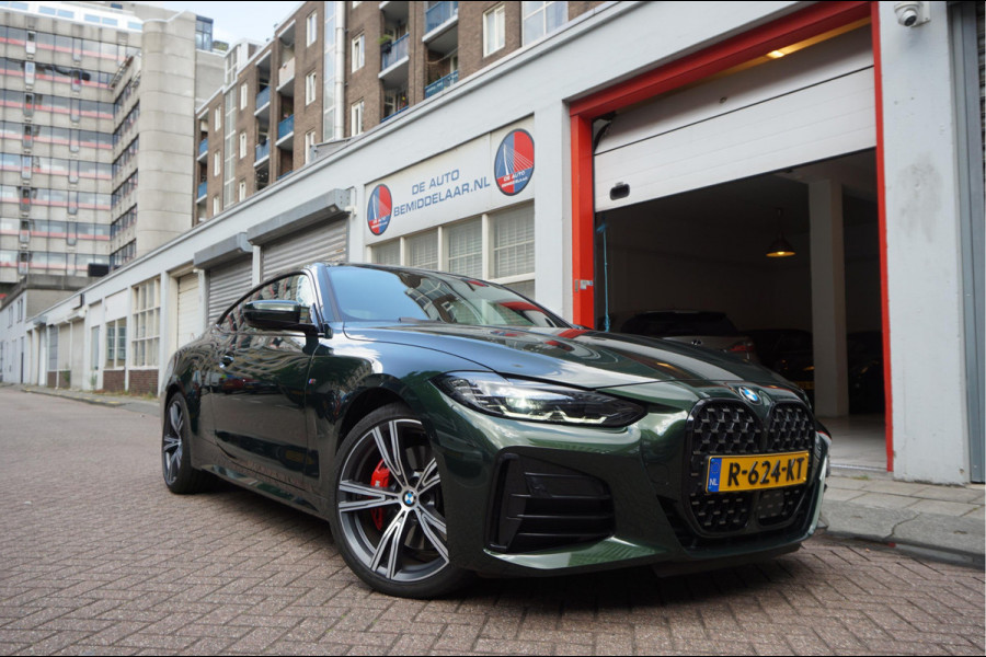 BMW 4 Serie Coupé M440i xDrive High Executive | M-SPORT | SAN REMO GRUN | Panoramadak | Harman Kardon | Head Up Display | Adaptieve demping | APPLE CarPlay | 360 graden Camera