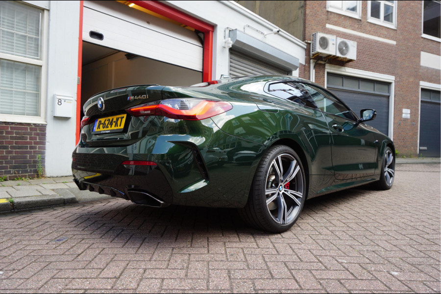 BMW 4 Serie Coupé M440i xDrive High Executive | M-SPORT | SAN REMO GRUN | Panoramadak | Harman Kardon | Head Up Display | Adaptieve demping | APPLE CarPlay | 360 graden Camera