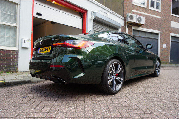 BMW 4 Serie Coupé M440i xDrive High Executive | M-SPORT | SAN REMO GRUN | Panoramadak | Harman Kardon | Head Up Display | Adaptieve demping | APPLE CarPlay | 360 graden Camera