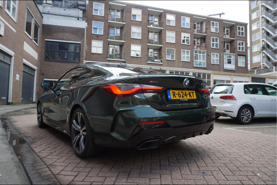 BMW 4 Serie Coupé M440i xDrive High Executive | M-SPORT | SAN REMO GRUN | Panoramadak | Harman Kardon | Head Up Display | Adaptieve demping | APPLE CarPlay | 360 graden Camera
