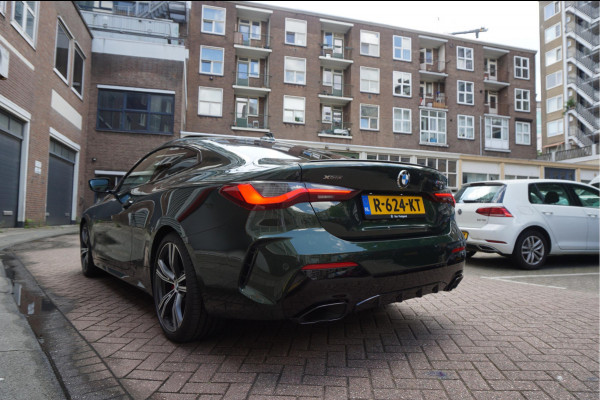 BMW 4 Serie Coupé M440i xDrive High Executive | M-SPORT | SAN REMO GRUN | Panoramadak | Harman Kardon | Head Up Display | Adaptieve demping | APPLE CarPlay | 360 graden Camera