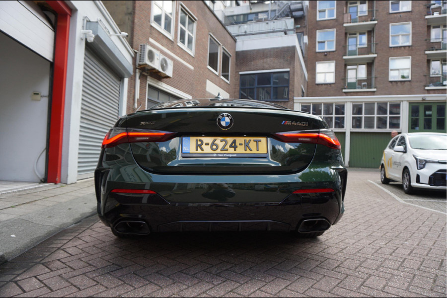 BMW 4 Serie Coupé M440i xDrive High Executive | M-SPORT | SAN REMO GRUN | Panoramadak | Harman Kardon | Head Up Display | Adaptieve demping | APPLE CarPlay | 360 graden Camera