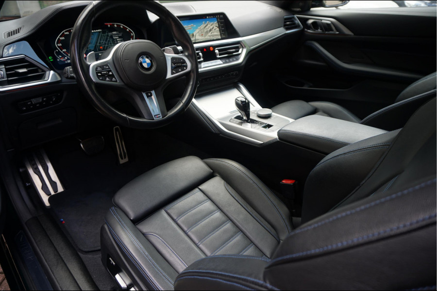 BMW 4 Serie Coupé M440i xDrive High Executive | M-SPORT | SAN REMO GRUN | Panoramadak | Harman Kardon | Head Up Display | Adaptieve demping | APPLE CarPlay | 360 graden Camera
